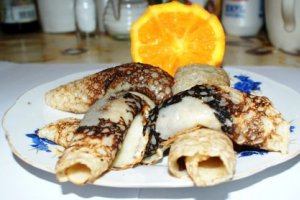 Clatite de post cu coaja de citrice si dulceata de gutui