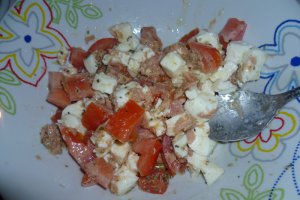 Bruschete cu ton, rosii si mozzarella