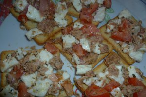 Bruschete cu ton, rosii si mozzarella