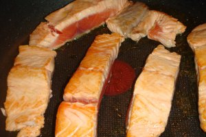 Somon cu sos de smantana si sofran