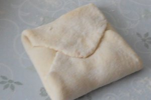 Pachetele cu telemea coapte pe plita