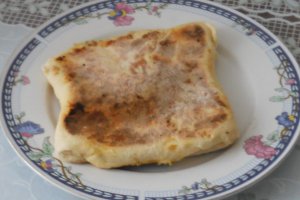 Pachetele cu telemea coapte pe plita