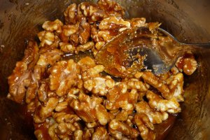 Desert prajitura cu nuca caramelizata
