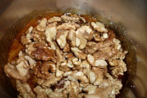 Desert prajitura cu nuca caramelizata