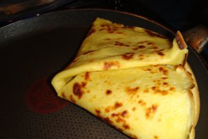 Clatite aperitiv - cu sunca si cascaval
