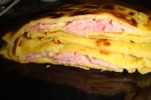 Clatite aperitiv - cu sunca si cascaval