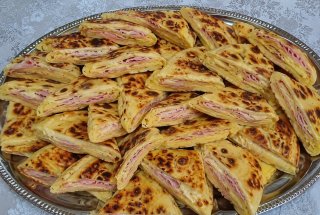 Clatite aperitiv - cu sunca si cascaval