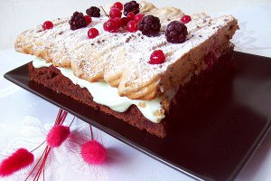 Prăjitură cu bezea şi aromă de mentă