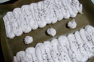 Prăjitură cu bezea şi aromă de mentă