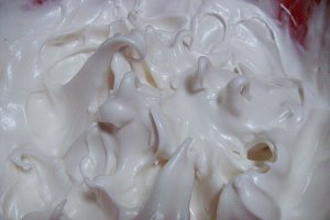 Prăjitură cu bezea şi aromă de mentă