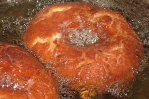 Papanasi cu dulceata de zmeura