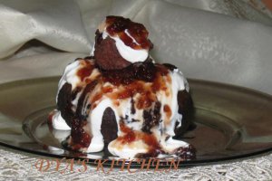 Papanasi cu dulceata de zmeura