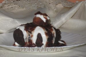 Papanasi cu dulceata de zmeura