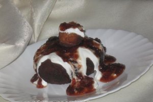 Papanasi cu dulceata de zmeura