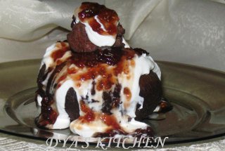 Papanasi cu dulceata de zmeura