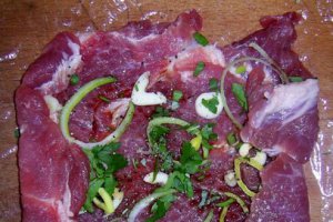 Rulouri de carne cu sos de rosii
