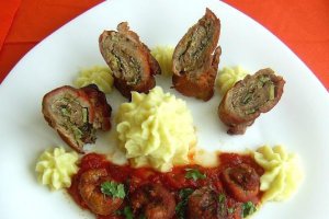 Rulouri de carne cu sos de rosii
