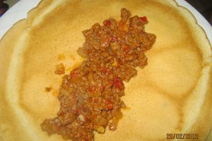 Clatite cu carne tocata şi caşcaval