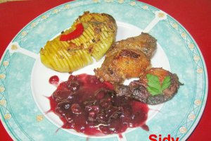 Cotlet de porc in vin cu cartofi suedezi si sos de merisoare