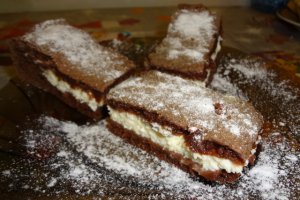 Prajitura cu branza de vaci si blat de cacao