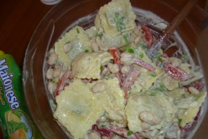 Salata de fasole boabe cu ravioli