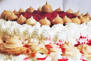 Pavlova cu crema de vanilie si zmeura