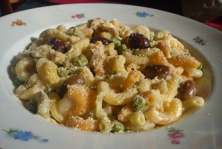 Paste cu carne de pui, masline si mazare
