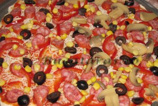 Pizza cu carnaciori