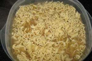 Taitei chinezesti cu pui(sau aproape chinezesti:))