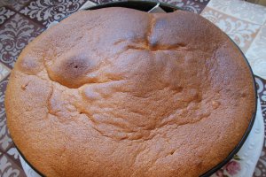 Tortul copilariei - tort de mere ornat cu frisca