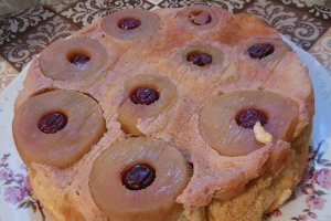 Tortul copilariei - tort de mere ornat cu frisca