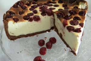 Tarta bruna cu branza si visine