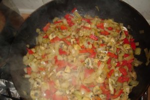 Friptura de pui cu pilaf  cu legume