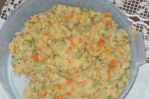 Parjoale de legume cu salata de sfecla rosie