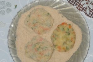 Parjoale de legume cu salata de sfecla rosie