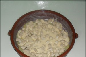 Cartofi in straturi cu piept de pui si cascaval