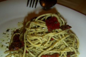 Spaghetti con pomodori secchi e basilico