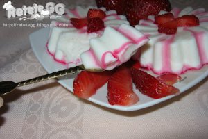Panna cotta cu banane si capsuni