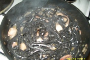 Linguini cu negru de sepia, creveti si scoici