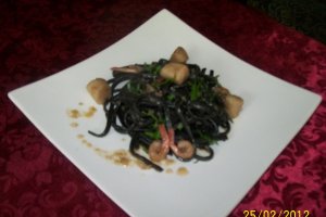 Linguini cu negru de sepia, creveti si scoici