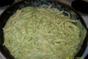 Tagliatelle cu dovlecel, bacon si sofran