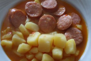 Tocanita de cartofi cu carnaciori
