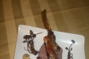 Cotlet de porc cu piure de fasole rosie