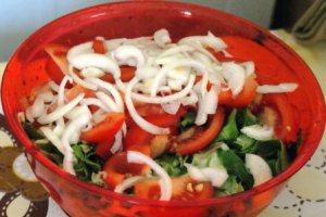 Salata  cu salata verde, ceapa si rosii