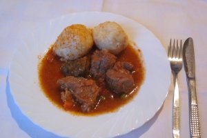 Gulyas de vitel cu galuste de cartofi