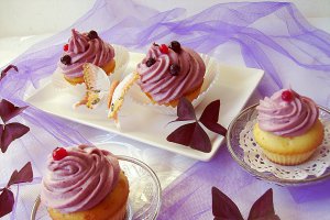 Cupcakes şi tartă cu cremă de lămâie şi mure