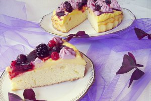 Cupcakes şi tartă cu cremă de lămâie şi mure