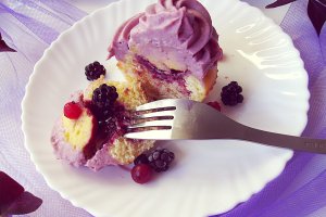 Cupcakes şi tartă cu cremă de lămâie şi mure