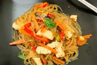 Japchae - korean noodles din cartofi dulci