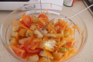 Salata cu surimi (pasta din carne de peste)